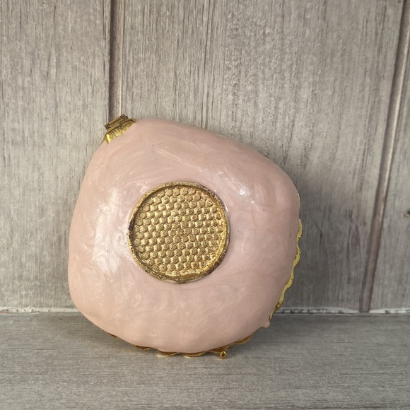 Gorgeous clam shell ring box - Picture 5 of 5